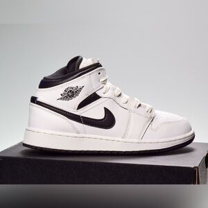 Air Jordan 1 Mid Boys Shoes Big Kids Youth Grade School Black White Size 4.5